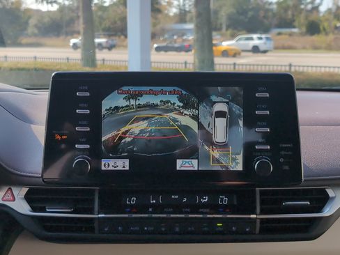 Certified 2023 Toyota Sienna Platinum image 25