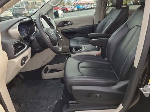 Certified 2024 Chrysler Pacifica Touring-L image 19
