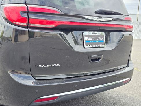 Used 2023 Chrysler Pacifica Touring-L FWD image 7
