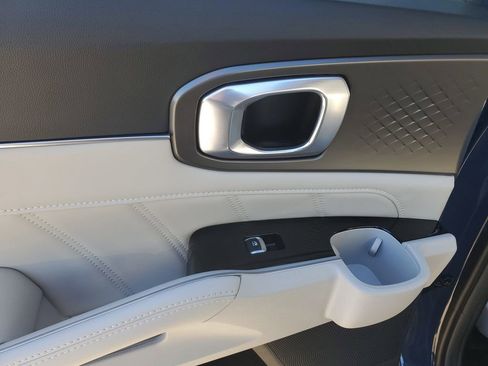 Used 2025 Kia Sorento SX image 17