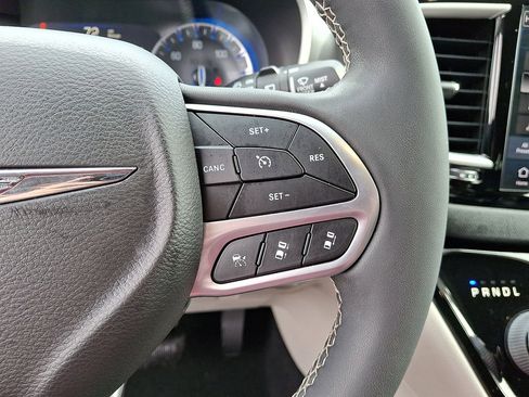 Certified 2022 Chrysler Pacifica Touring-L image 18
