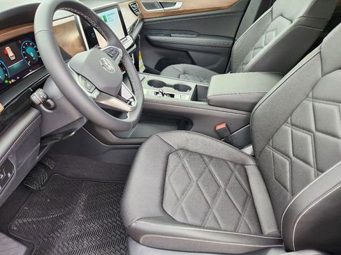 New 2025 Volkswagen Atlas SE image 9