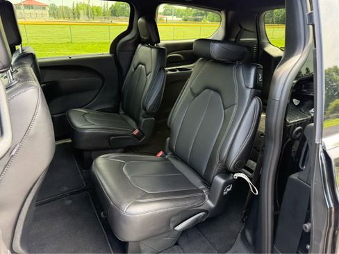 Used 2026 Chrysler Pacifica Select FWD image 12