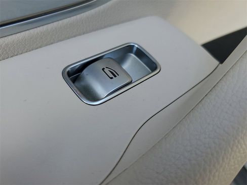 Used 2022 Mercedes-Benz GLE 350 4MATIC w/ AMG Line Exterior image 17