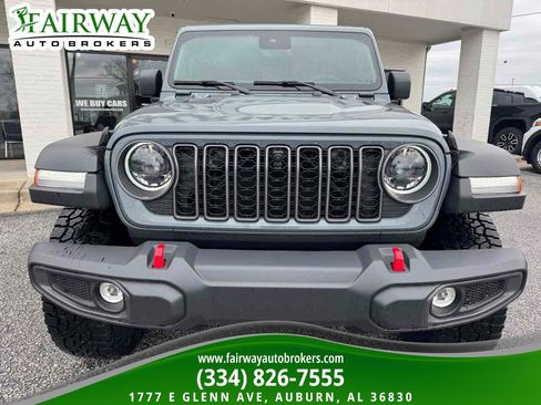 Used 2025 Jeep Gladiator Rubicon w/ Convenience Group AWD/4WD image 2