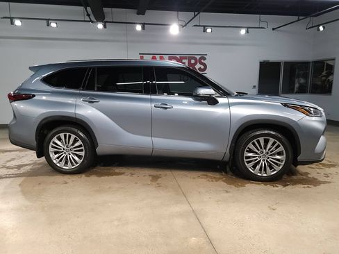 Used 2024 Toyota Highlander Platinum FWD image 8