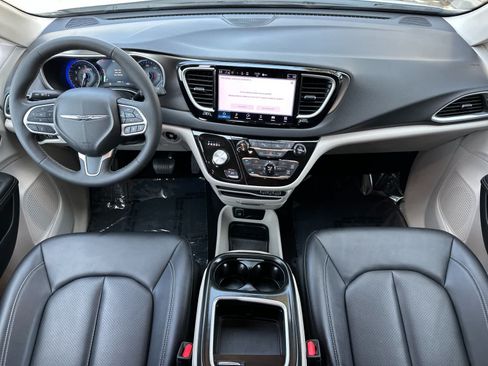 Used 2024 Chrysler Pacifica Touring-L FWD image 3