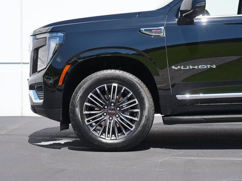 Used 2025 GMC Yukon XL Elevation w/ Elevation Premium Package AWD/4WD image 11