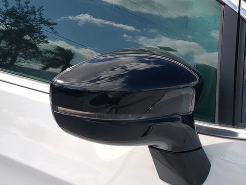 Used 2025 Chrysler Pacifica Select image 12