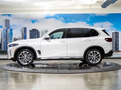 Used 2026 BMW X5 xDrive50e image 6