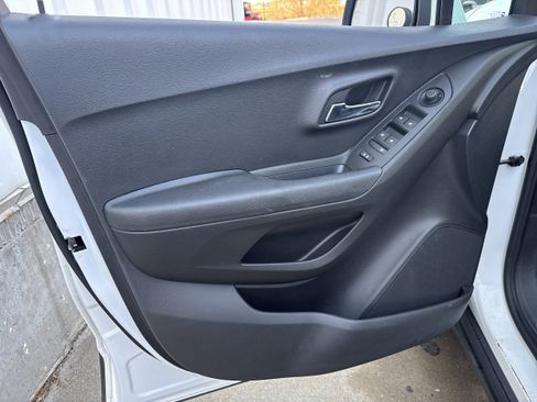 Used 2019 Chevrolet Trax LT w/ LT Convenience Package image 7