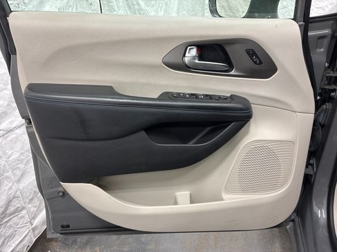Used 2021 Chrysler Pacifica Touring-L FWD image 18