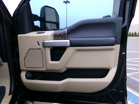 Used 2017 Ford F250 Lariat w/ Lariat Value Package image 13