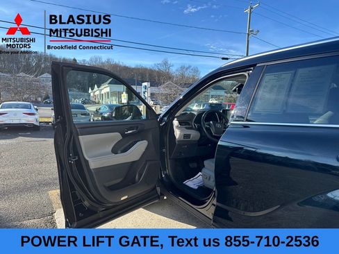 Used 2021 Toyota Highlander XLE image 12