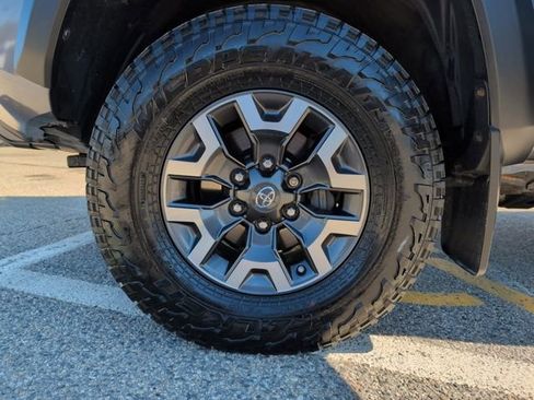 Used 2018 Toyota Tacoma TRD Off-Road w/ Technology Package AWD/4WD image 33