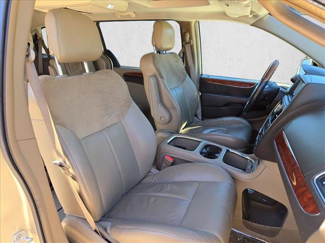 Used 2013 Chrysler Town & Country Limited w/ Luxury Group FWD image 22