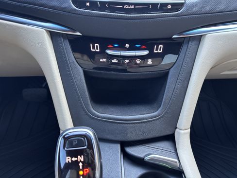 Used 2017 Cadillac XT5 FWD image 19