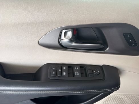 Used 2023 Chrysler Pacifica Touring-L FWD image 10