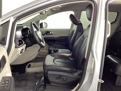 Used 2023 Chrysler Pacifica Touring-L FWD image 16