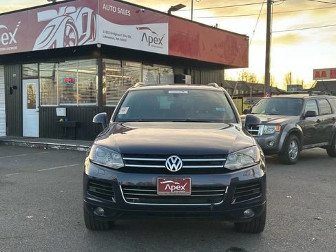 Used 2013 Volkswagen Touareg Sport image 3
