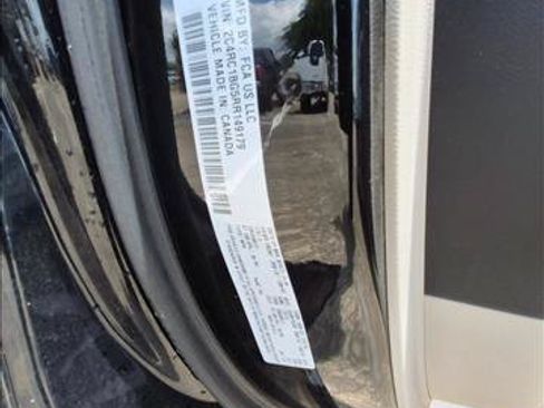 Used 2024 Chrysler Pacifica Touring-L FWD image 18