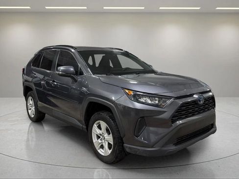 Used 2019 Toyota RAV4 LE image 1