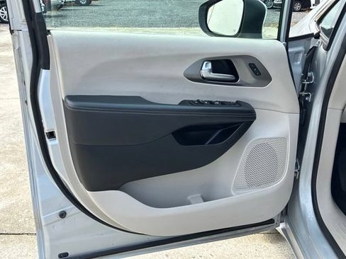 Used 2023 Chrysler Pacifica Touring-L FWD image 17