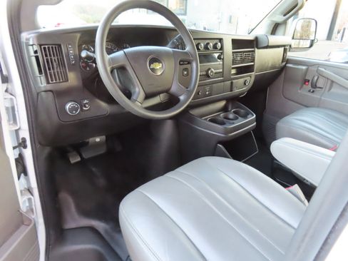 Used 2017 Chevrolet Express 3500 image 9