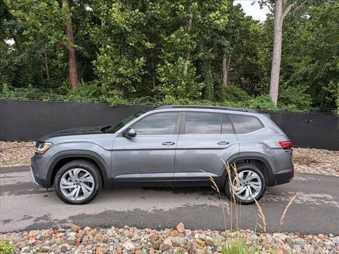 Used 2023 Volkswagen Atlas SE w/ Panoramic Sunroof Package FWD image 2