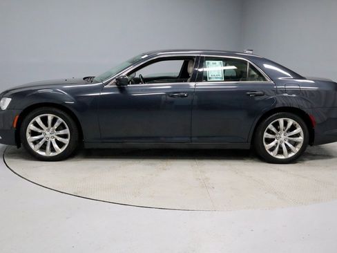 Used 2018 Chrysler 300 Touring L image 8