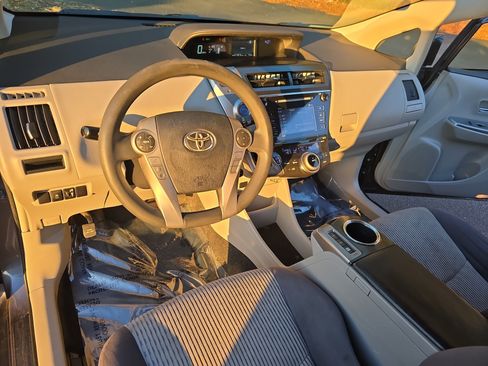 Used 2016 Toyota Prius V Three image 16
