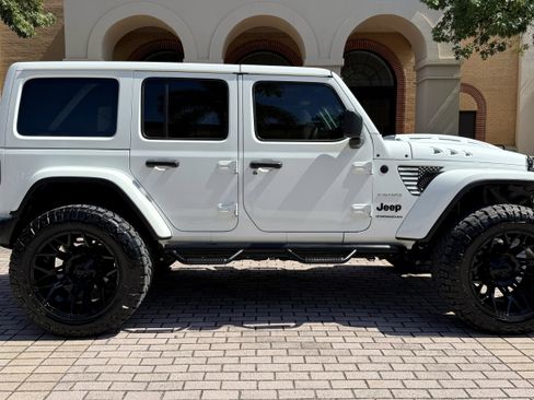Used 2024 Jeep Wrangler Unlimited Sahara w/ Technology Group AWD/4WD image 2