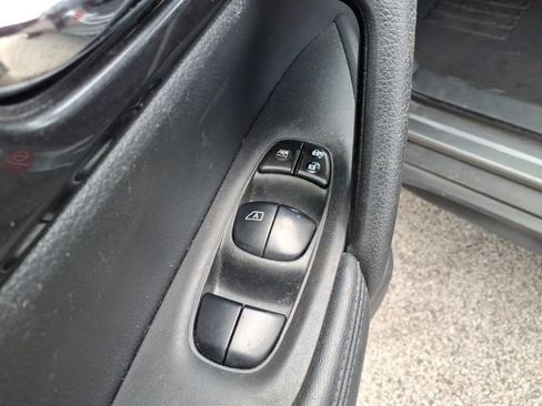 Used 2018 Nissan Rogue S FWD image 12