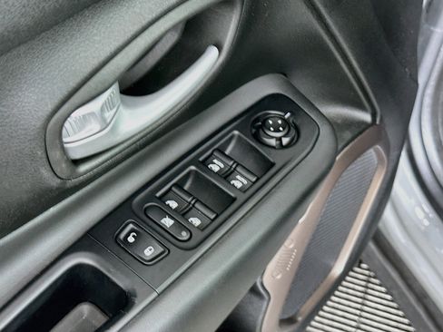 Used 2023 Jeep Renegade Latitude AWD/4WD image 15