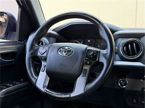 Used 2022 Toyota Tacoma TRD Sport w/ Technology Package RWD image 8