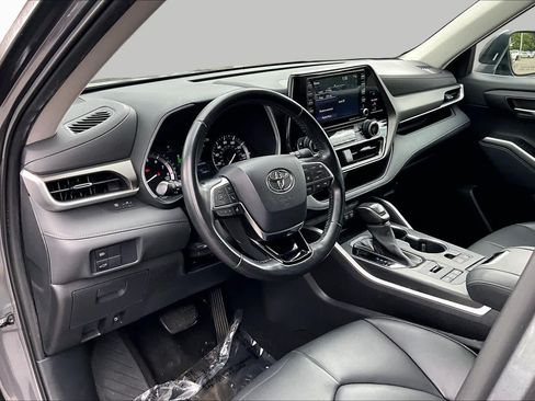 Used 2021 Toyota Highlander XLE AWD/4WD image 18
