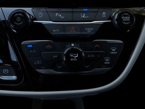 Used 2024 Chrysler Pacifica Touring-L FWD image 33