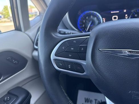 Used 2022 Chrysler Pacifica Touring-L FWD image 37