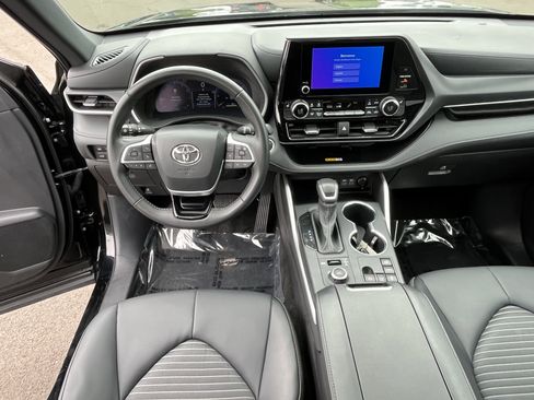Used 2025 Toyota Highlander XSE AWD/4WD image 11