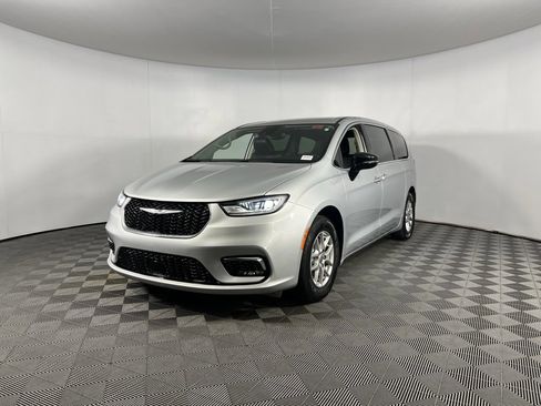 Certified 2024 Chrysler Pacifica Touring-L image 9