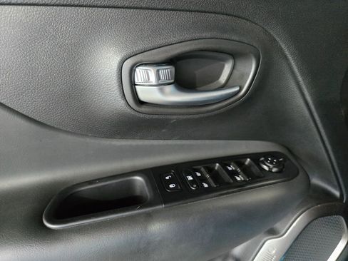 Used 2022 Jeep Renegade Sport w/ Sport Appearance Group AWD/4WD image 12