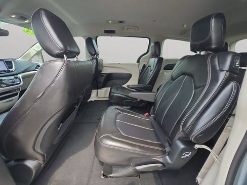Used 2024 Chrysler Pacifica Touring-L FWD image 9