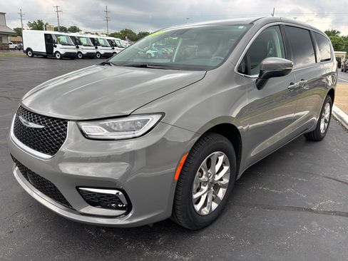 Used 2023 Chrysler Pacifica Touring-L AWD/4WD image 7