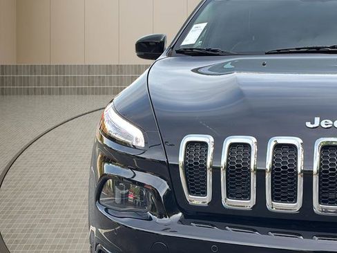 Used 2018 Jeep Cherokee Overland w/ Technology Group AWD/4WD image 41