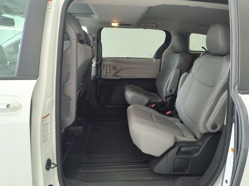 Used 2024 Toyota Sienna XLE FWD image 28