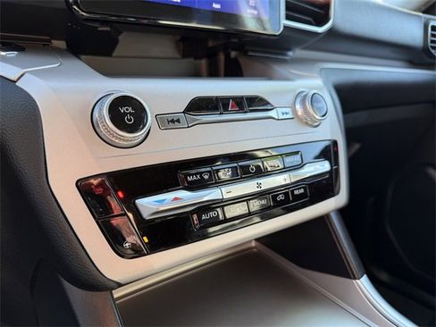 Used 2023 Ford Explorer XLT w/ Equipment Group 202A image 27