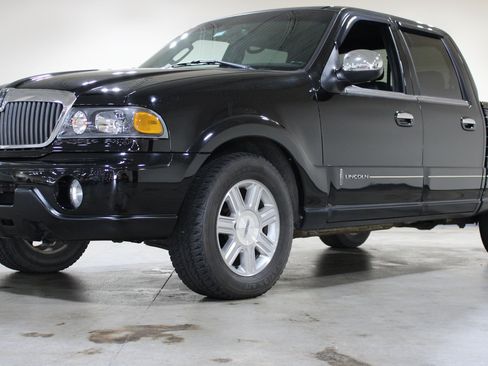 Used 2002 Lincoln Blackwood RWD image 25