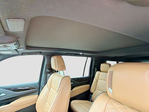 Used 2023 Cadillac Escalade ESV Premium Luxury w/ Performance Package image 29