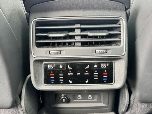 Used 2023 Audi Q8 Prestige w/ Prestige Package image 22