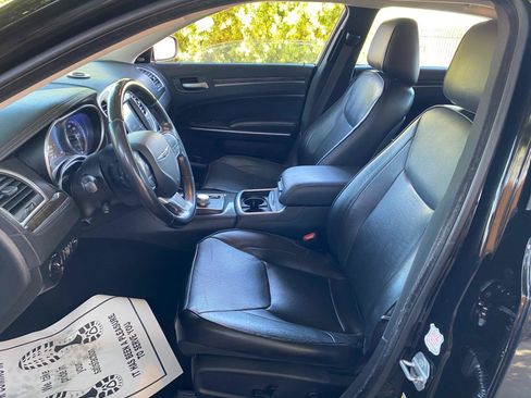 Used 2019 Chrysler 300 Limited AWD/4WD image 38